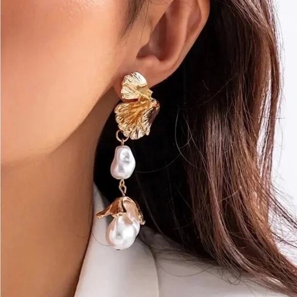 NWT HOUSE OF HARLOW 1960 Gold Tone Leaf Faux Pearl Dangle Drop Earrings - Picture 1 of 8